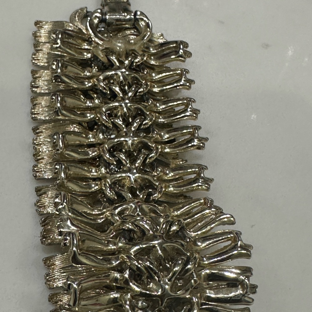 Vintage Lisner silver tone link bracelet/little this colorations due to age - Picture 4 of 9